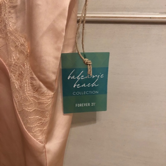 VDAY❣️F21// NWOT peach satin lace top - Picture 3 of 4